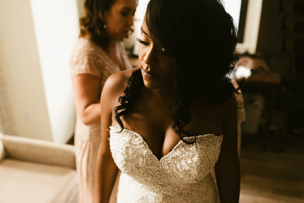 bride getting ready before wedding at skydeck willis tower chicago wedding