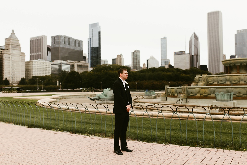 groom waiting for first look at buckingham fountain