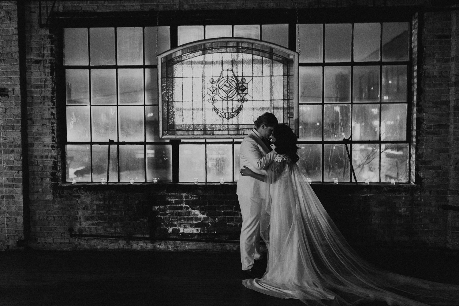 Black and white photo of Chicago wedding couple kissing