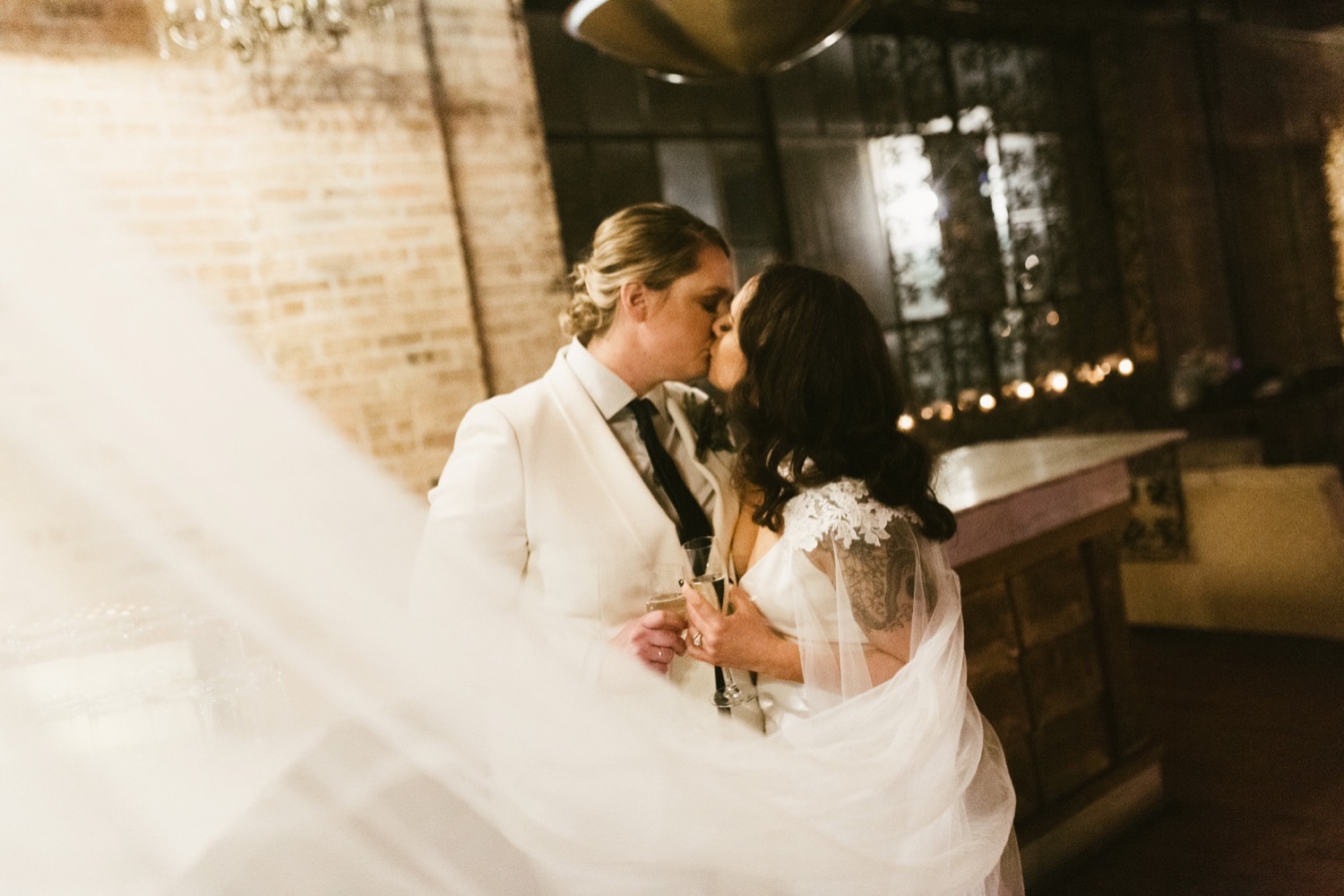 Chicago wedding couple kissing